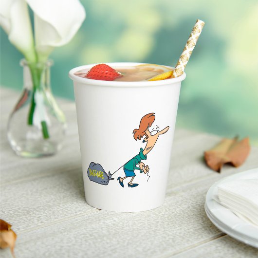 Grappige vrouw met emotionele bagage papieren bekers