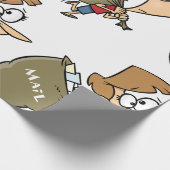 Grappige vrouw zeult met zware postzak cadeaupapier (Hoek)