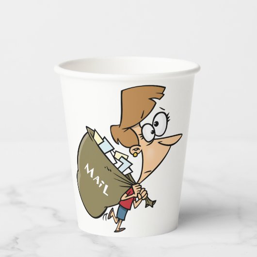 Grappige vrouw zeult met zware postzak papieren bekers (Voorkant)