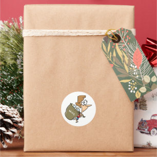 Grappige vrouw zeult met zware postzak ronde sticker