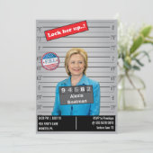 Grappige Vrouwen Politie Mugshot Verjaardagsgrap Kaart (Staand voorkant)