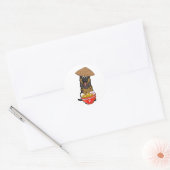 Grappige waakhond eet noedels ronde sticker (Envelop)