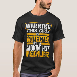 Grappige waarschuwing Dit meisje wordt beschermd d T-shirt