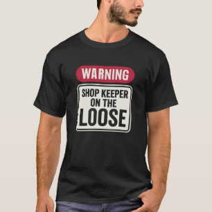 Grappige Waarschuwing Winkelier Op Vrije Voeten Hu T-shirt