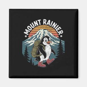 Grappige wandelende pinguïn klimt op Mount Rainier Magneet