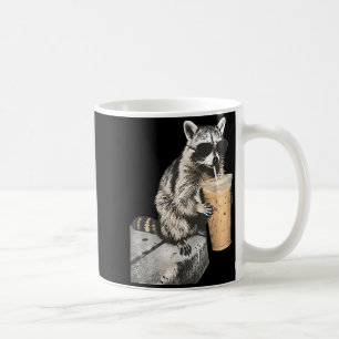 Grappige wasbeer die ijskoude koffie drinkt dier m koffiemok