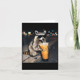 Grappige wasbeer die ijskoude koffie drinkt dieren kaart