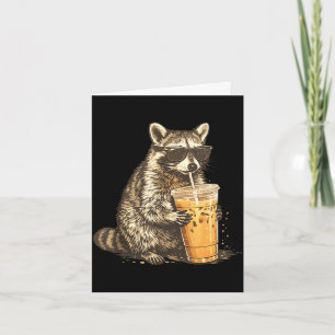 Grappige wasbeer die ijskoude koffie drinkt dieren kaart