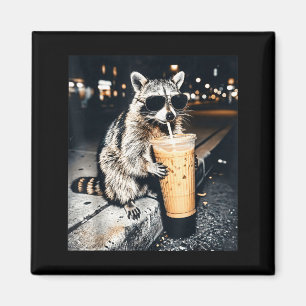 Grappige wasbeer die ijskoude koffie drinkt magneet