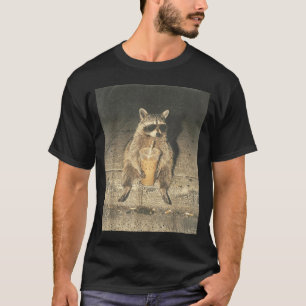Grappige wasbeer die ijskoude koffie drinkt, ontsp t-shirt