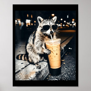 Grappige wasbeer die ijskoude koffie drinkt  poster