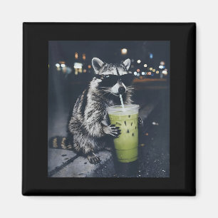 Grappige wasbeer die ijskoude matcha latte drinkt magneet
