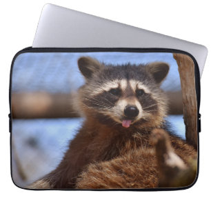 Grappige wasbeer die zijn tong uitsteekt laptop sleeve