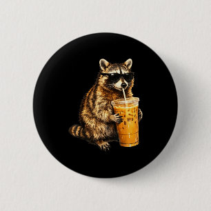 Grappige wasbeer drinkende ijskoude koffie dier me ronde button 5,7 cm