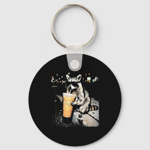 Grappige wasbeer drinkende ijskoude koffie dier me sleutelhanger