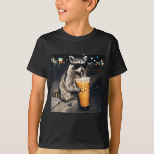 Grappige wasbeer drinkende ijskoude koffie dier me t-shirt