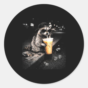 Grappige Wasbeer Drinkende IJskoude Koffie Liefheb Ronde Sticker