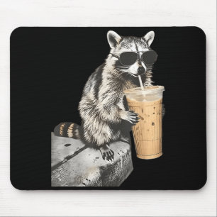 Grappige wasbeer drinkt ijskoude koffie dier meme muismat
