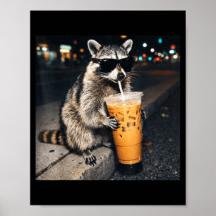 Grappige wasbeer drinkt ijskoude koffie dier meme poster