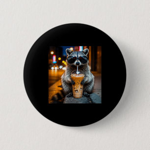 Grappige wasbeer drinkt ijskoude koffie dier meme ronde button 5,7 cm
