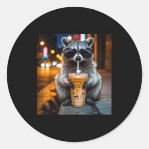 Grappige wasbeer drinkt ijskoude koffie dier meme ronde sticker