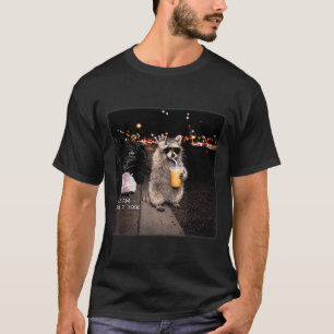 Grappige wasbeer drinkt ijskoude koffie dier meme  t-shirt