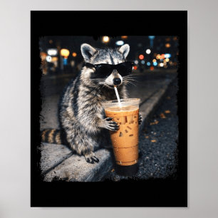 Grappige wasbeer drinkt ijskoude koffie grappig di poster
