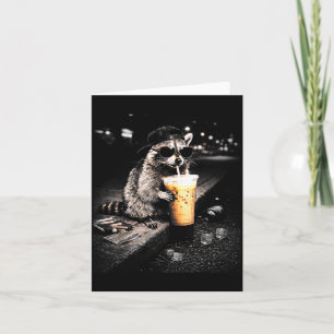 Grappige wasbeer drinkt ijskoude koffie illustrati kaart