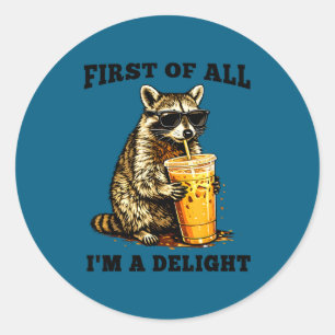 Grappige wasbeer drinkt ijskoude koffie meme sarca ronde sticker
