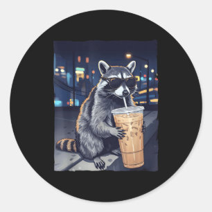 Grappige wasbeer drinkt ijskoude koffie schattig d ronde sticker