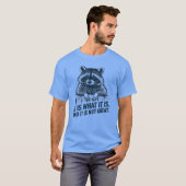 Grappige wasbeer Het is wat het is Meme-ontwerp vr T-shirt (Voorkant volledig)