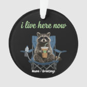 Grappige Wasbeer Iced Coffee Ik woon nu hier Ornament (voorkant)