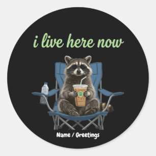 Grappige Wasbeer Iced Coffee Ik woon nu hier Ronde Sticker