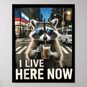 Grappige Wasbeer Iced Coffee Live Hier Stad Afval Poster