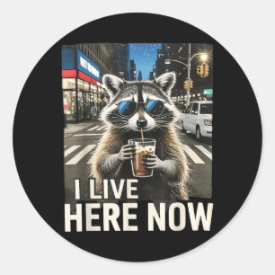 Grappige Wasbeer Iced Coffee Live Hier Stad Afval Ronde Sticker