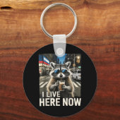 Grappige Wasbeer Iced Coffee Live Hier Stad Afval Sleutelhanger (Voorkant)