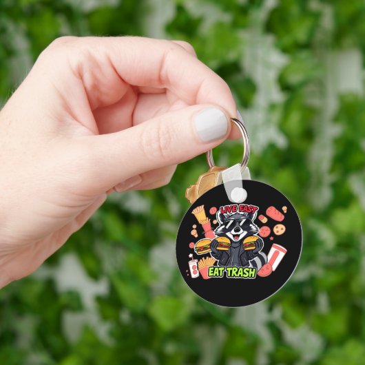 Grappige wasbeer ‘Leef snel, eet afval’ Sleutelhanger (Hand)