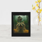 Grappige wasbeer selfie met T-rex dinosaurus en Bi Kaart (Gele Bloem)