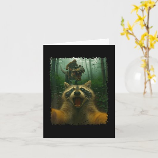 Grappige wasbeer selfie met T-rex dinosaurus en Bi Kaart (Gele Bloem)