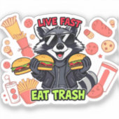 Grappige Wasbeer ‘Snel Leven, Afval Eten’ Sticker (Voorkant)