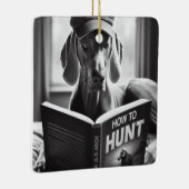 Grappige Weimaraner die een boek leest over hoe te Keramisch Ornament (Rechts)