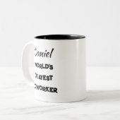 Grappige wereld's okayest collega aangepaste tekst tweekleurige koffiemok (Voorkant links)