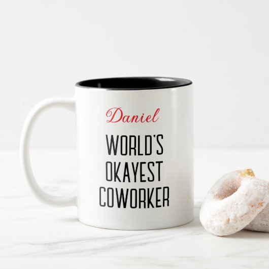 Grappige wereld's okayest collega aangepaste tekst tweekleurige koffiemok (Met donut)