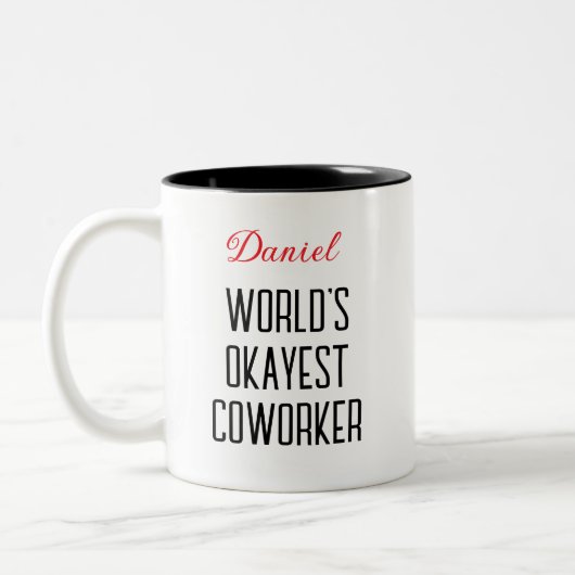 Grappige wereld's okayest collega aangepaste tekst tweekleurige koffiemok (Links)