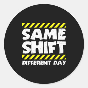 Grappige Werk Meme - Dezelfde Shift Andere Dag - F Ronde Sticker