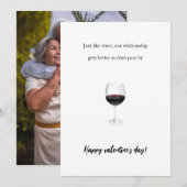 Grappige wijn valentijnsdag romantisch stel achter feestdagenkaart (Voorkant / Achterkant)