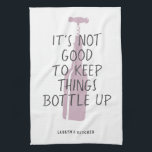 Grappige wijnliefhebber aangepaste naam stijlvol g theedoek<br><div class="desc">Grappige wijnliefhebber keukenhanddoek met stijlvolle rosé flessenillustratie met de tekst "Het is niet goed om dingen te laten opkroppen" met uw aangepaste naam of tekst hieronder in een modern,  trendy typografisch ontwerp.</div>