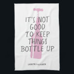Grappige wijnliefhebber aangepaste naam stijlvol g theedoek<br><div class="desc">Grappige wijnliefhebber keukenhanddoek met stijlvolle roze wijnfles illustratie lezen "Het is niet goed om dingen te laten opkroppen" met uw aangepaste naam of tekst hieronder in een modern,  trendy typografisch ontwerp.</div>