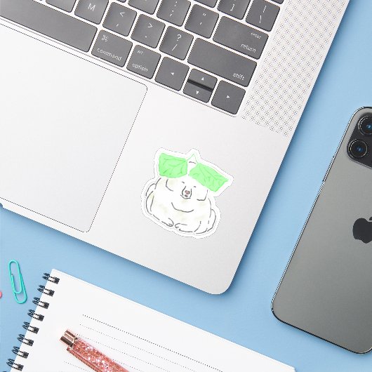 Grappige witte hond met groene bladeren hoed illus sticker (Laptop met iPhone)