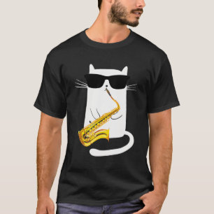 Grappige witte kat die een zonnebril draagt die sa t-shirt